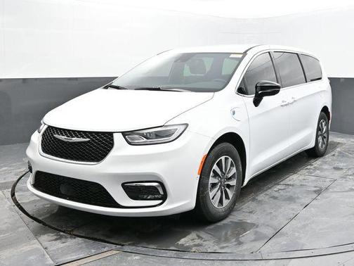 2025 Chrysler Pacifica Hybrid Select