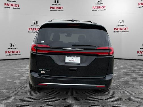 Brilliant Black Crystal Pearlcoat 2022 Chrysler Pacifica Touring-L