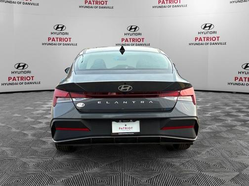 2025 Hyundai ELANTRA SE