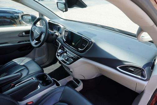 2023 Chrysler Pacifica Touring-L