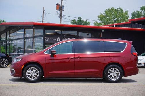 2023 Chrysler Pacifica Touring-L