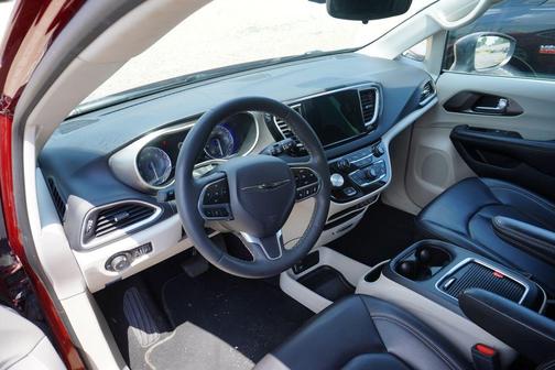 2023 Chrysler Pacifica Touring-L