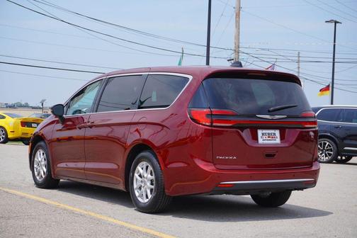 2023 Chrysler Pacifica Touring-L