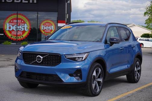 2023 Volvo XC40 B4 Ultimate Dark Theme