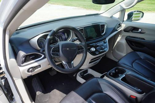 2023 Chrysler Pacifica Touring-L