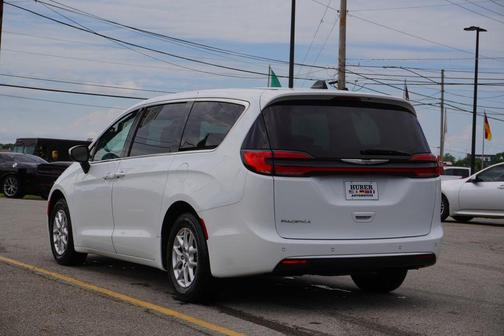 2023 Chrysler Pacifica Touring-L
