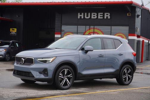 2023 Volvo XC40 B5 Plus Bright Theme