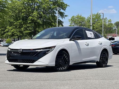 Aspen White Tricoat/Super Black 2026 Nissan Sentra SR