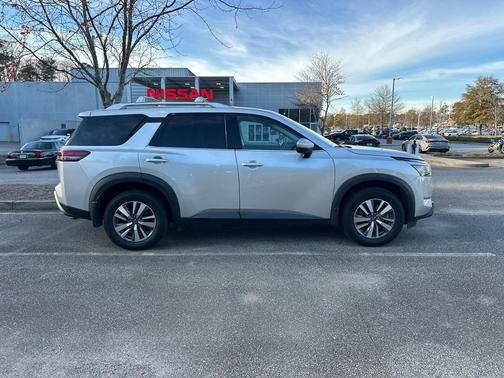 2023 Nissan Pathfinder SL 4WD