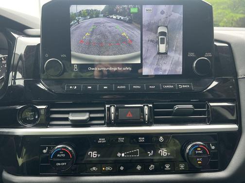 Everest White Pearl Tricoat 2025 Nissan Pathfinder SL FWD