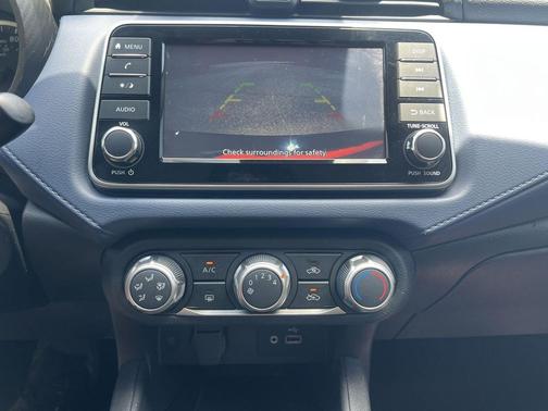 Super Black 2023 Nissan Versa 1.6 SV