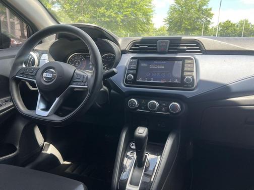Super Black 2023 Nissan Versa 1.6 SV