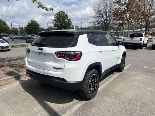 Bright White Clearcoat 2025 Jeep Compass Trailhawk