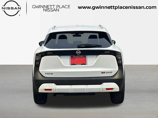 2025 Nissan Kicks SR