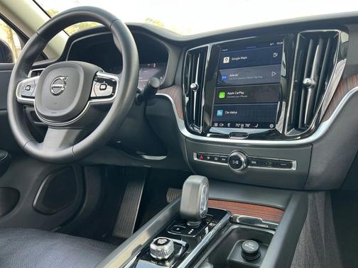 2024 Volvo S60 B5 Plus Dark Theme