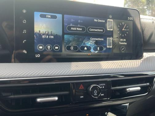 Super Black 2025 Nissan Kicks SR
