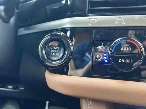 Everest White Pearl Tricoat/Super Black 2026 Nissan Pathfinder Platinum