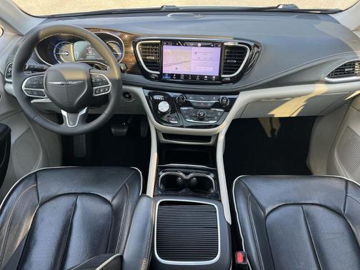 Bright White Clearcoat 2023 Chrysler Pacifica Hybrid Limited