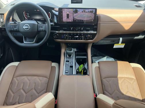 Everest White Pearl Tricoat/Super Black 2026 Nissan Pathfinder Platinum