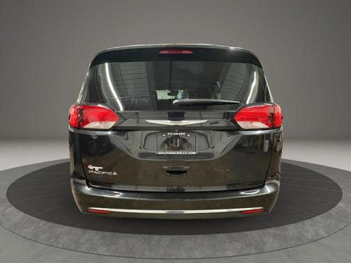 Brilliant Black Crystal Pearlcoat 2017 Chrysler Pacifica Touring-L