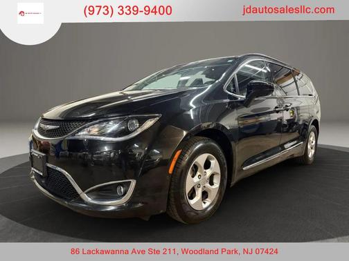 Brilliant Black Crystal Pearlcoat 2017 Chrysler Pacifica Touring-L
