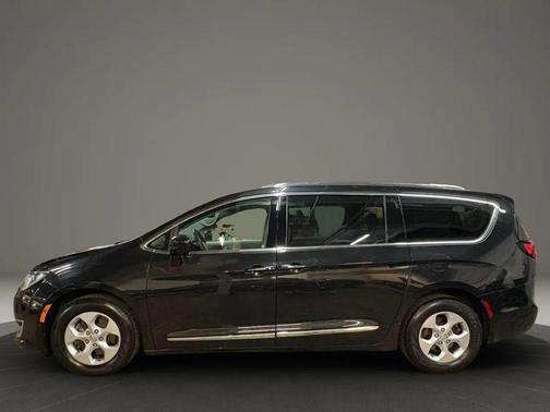 Brilliant Black Crystal Pearlcoat 2017 Chrysler Pacifica Touring-L