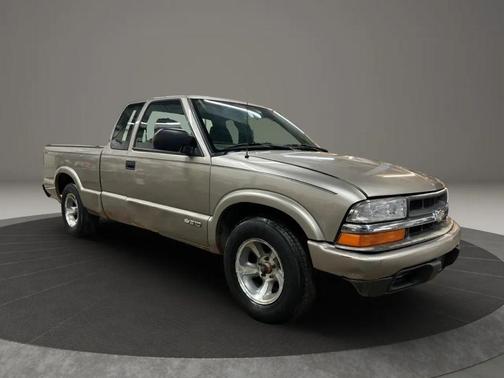 Silver 2003 Chevrolet S-10 Base