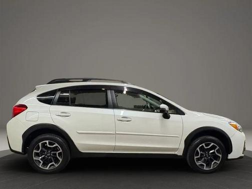 Crystal White Pearl 2017 Subaru Crosstrek 2.0i Limited