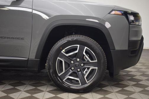 Sting Gray Clearcoat 2026 Jeep Cherokee LAREDO/LIMITED