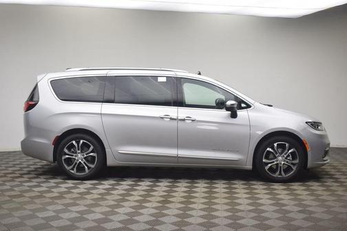 Silver Mist Clearcoat 2026 Chrysler Pacifica Pinnacle