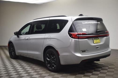Silver Mist Clearcoat 2026 Chrysler Pacifica Select