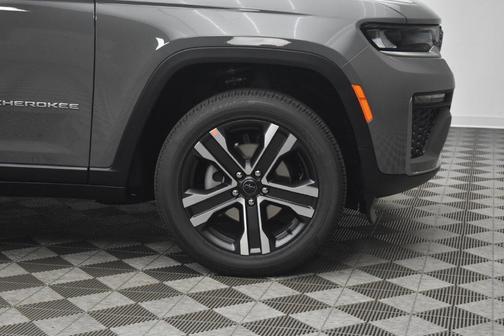 Sting Gray Clearcoat 2027 Jeep Grand Cherokee Limited