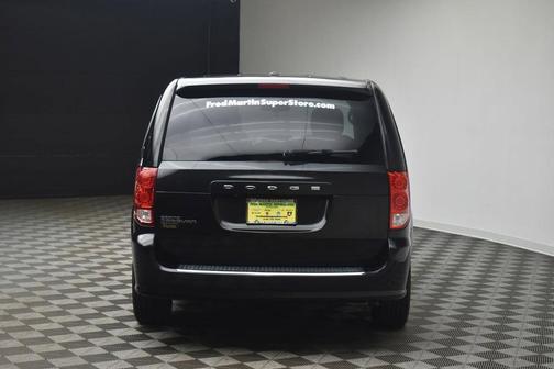 Brilliant Black Crystal Pearlcoat 2019 Dodge Grand Caravan SE