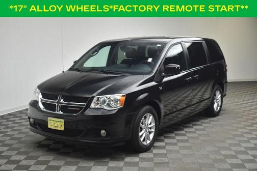 Brilliant Black Crystal Pearlcoat 2019 Dodge Grand Caravan SE