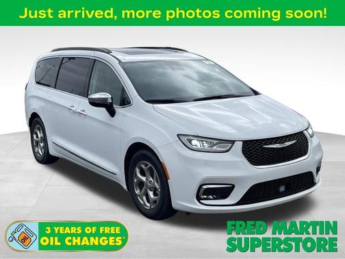 Bright White Clearcoat 2023 Chrysler Pacifica Limited