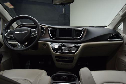 Bright White Clearcoat 2021 Chrysler Voyager LXI