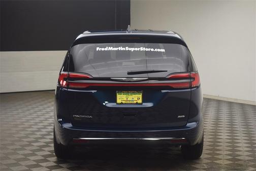 2025 Chrysler Pacifica Select