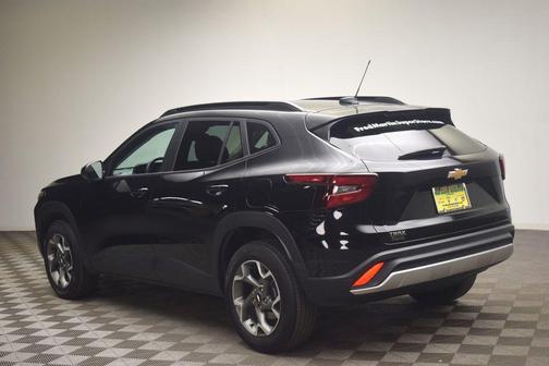 Mosaic Black Metallic 2025 Chevrolet Trax LT