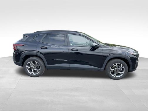 Mosaic Black Metallic 2025 Chevrolet Trax LT