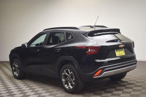Mosaic Black Metallic 2025 Chevrolet Trax LT