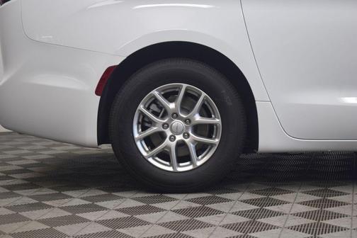 Bright White Clearcoat 2027 Chrysler Pacifica LX
