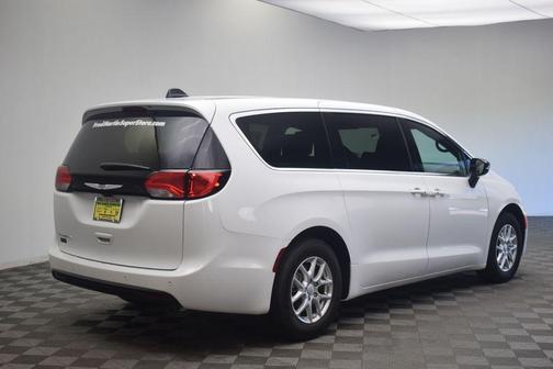 Bright White Clearcoat 2027 Chrysler Pacifica LX