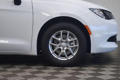 Bright White Clearcoat 2027 Chrysler Pacifica LX