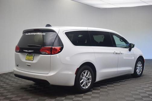 Bright White Clearcoat 2027 Chrysler Pacifica LX