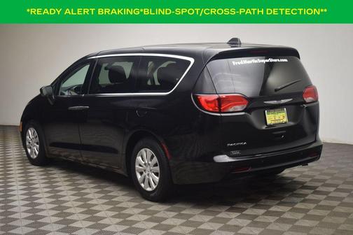 Brilliant Black Crystal Pearlcoat 2019 Chrysler Pacifica L