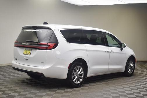 2023 Chrysler Pacifica Touring-L