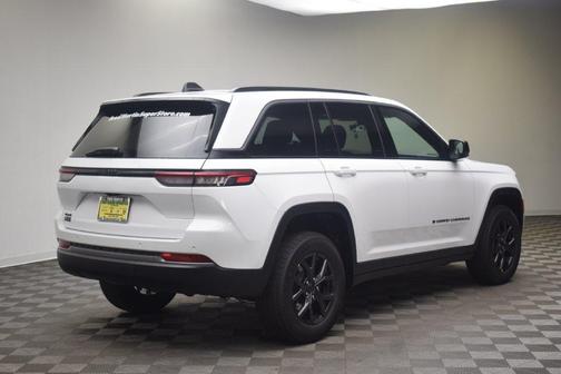 Bright White Clearcoat 2027 Jeep Grand Cherokee Laredo