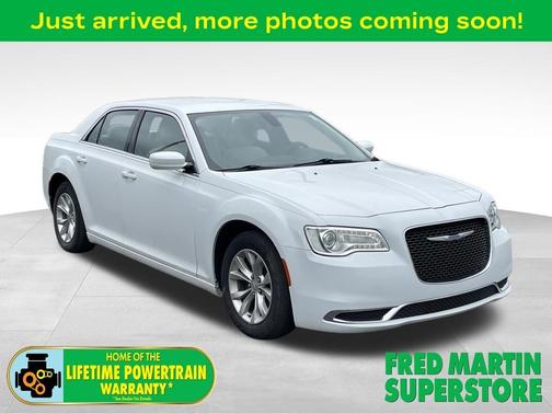 Bright White Clearcoat 2018 Chrysler 300 Touring