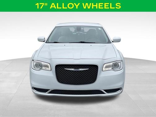 Bright White Clearcoat 2018 Chrysler 300 Touring