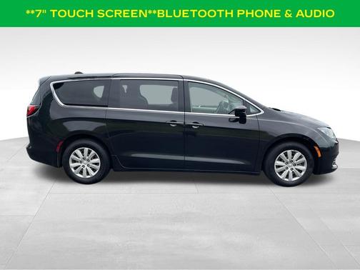 Brilliant Black Crystal Pearlcoat 2019 Chrysler Pacifica L